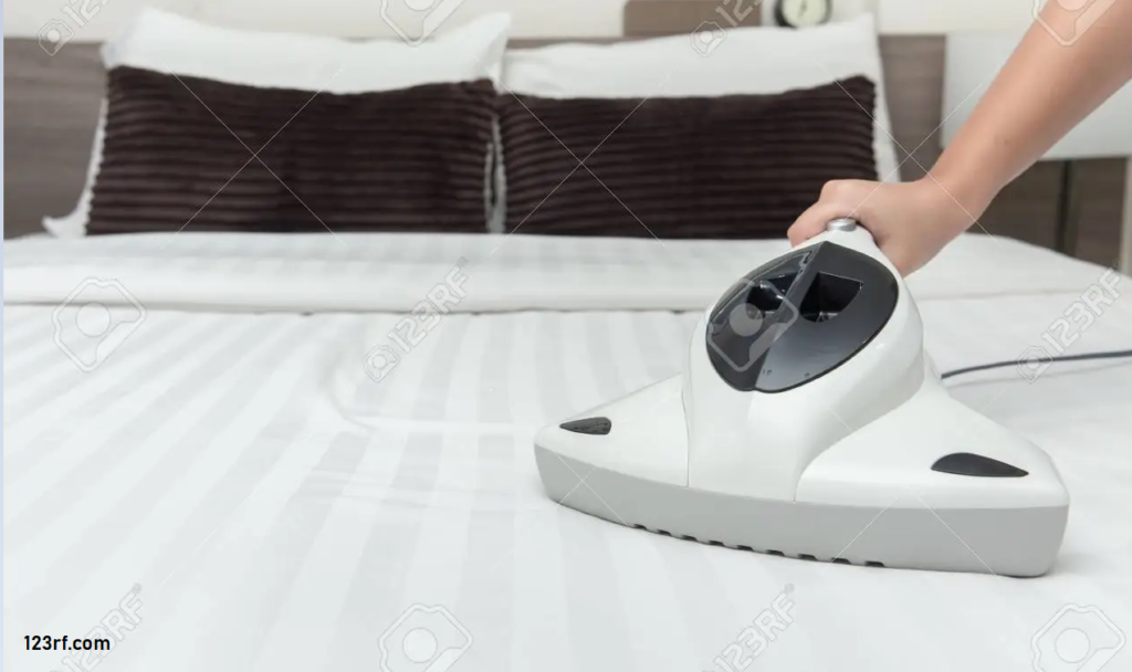 Membersihkan Kasur Dan Rangka Tempat Tidur Dengan Vacuum Cleaner agar tidak digigit kutu busuk
